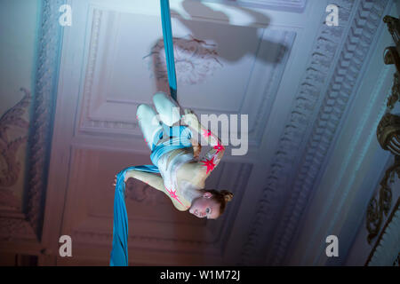 Rede turnerinnen auf den Leinwänden. Mädchen auf akrobatische Leinwände. Gefährliche Zirkus Tricks. Antenne Gymnast Stockfoto