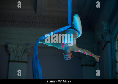 Rede turnerinnen auf den Leinwänden. Mädchen auf akrobatische Leinwände. Gefährliche Zirkus Tricks. Antenne Gymnast Stockfoto