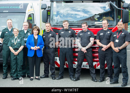 Glasgow, UK. Vom 3. Juli 2019. Im Bild: Jeane Freeman, Gesundheit Minister (in blauer Jacke) Wohlbefinden und Belastbarkeit Programm zu Notdiensten erweitert. Front not Arbeiter auf individuell zugeschnittene, psychische Gesundheit Ressourcen erhalten, nach der Ausdehnung der ein Wellness Programm. Die schottische Regierung begeht £ 138.000 für die Finanzierung der Initiative Lebensadern Schottland Schottland die schottische Polizei, Feuerwehr und Rettungsdienst und die Scottish Ambulance Service zu decken. Credit: Colin Fisher/Alamy leben Nachrichten Stockfoto