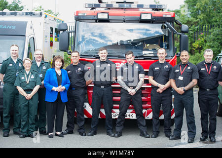Glasgow, UK. Vom 3. Juli 2019. Im Bild: Jeane Freeman, Gesundheit Minister (in blauer Jacke) Wohlbefinden und Belastbarkeit Programm zu Notdiensten erweitert. Front not Arbeiter auf individuell zugeschnittene, psychische Gesundheit Ressourcen erhalten, nach der Ausdehnung der ein Wellness Programm. Die schottische Regierung begeht £ 138.000 für die Finanzierung der Initiative Lebensadern Schottland Schottland die schottische Polizei, Feuerwehr und Rettungsdienst und die Scottish Ambulance Service zu decken. Credit: Colin Fisher/Alamy leben Nachrichten Stockfoto