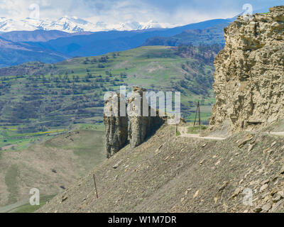 Stein Säulen der natürlichen Ursprungs auf einem Berg Straße in Dagestan an einem sonnigen Sommertag Stockfoto