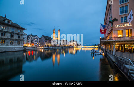 Grossmünster Cathedral reflektieren im Zürichsee Stockfoto