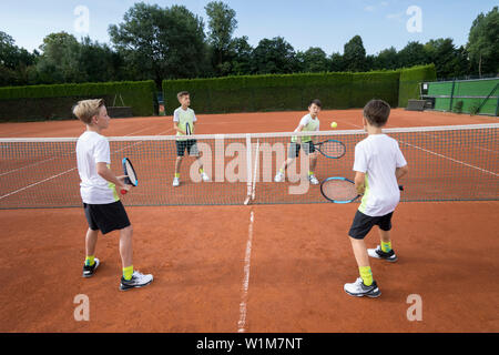 Junge Jungen Tennis spielen, Bayern, Deutschland Stockfoto