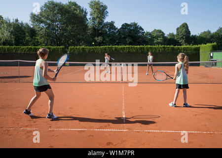 Junge Mädchen Tennis spielen, an einem sonnigen Tag, Bayern, Deutschland Stockfoto