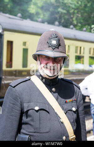 Kidderminster, Großbritannien. 29 Juni, 2019. Severn Valley's Eisenbahn Tep zurück in die 40er Jahre" einen fabelhaften Start dieses Wochenende mit kostümierten Re-enactors ihren Part spielen, eine authentische Rekonstruktion der Kriegszeit Großbritannien. Ein vintage Polizist sweltering auf Aufgabe in voller Uniform sorgt für einen britischen Bobby ist immer vorhanden. Quelle: Lee Hudson Stockfoto