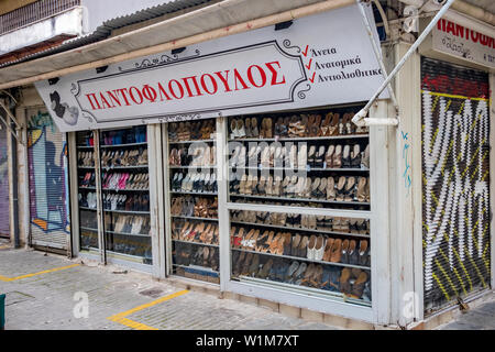 IOANNINA, Griechenland - 6 Juni, 2019 - Mehrere bunte Paar Hausschuhe, das auf der Vorderseite eines spezialisierten slipper Store im Zentrum der kleinen schönen Altstadt ausgesetzt sind. Stockfoto