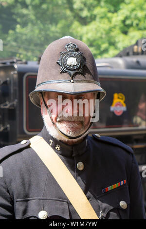 Kidderminster, Großbritannien. Juni 2019. Severn Valley Railways "die Rückkehr in die 1940er Jahre" beginnt dieses Wochenende mit einem fabelhaften Start mit Reenactors, die eine authentische Nachbildung des Zweiten Weltkriegs Großbritannien bieten. Ein alter Polizist, der in voller Polizeiuniform im Dienst schwellt, sorgt dafür, dass ein britischer Bobby immer anwesend ist. Bild: Lee Hudson Stockfoto