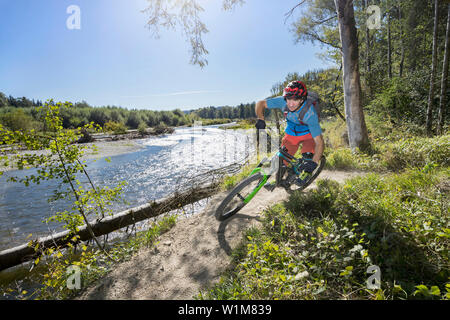 Mountain Biker, nahe am Fluss in Wald, Bayern, Deutschland Stockfoto