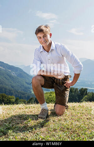 Teenager im Freien im traditionellen bayerischen Kostüm Posing, Bayern, Deutschland Stockfoto