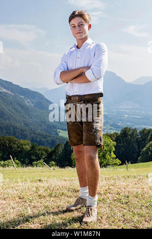 Teenager im Freien im traditionellen bayerischen Kostüm Posing, Bayern, Deutschland Stockfoto