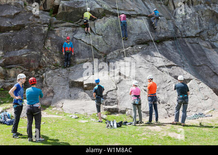 Gruppe von Kletterern mit Sicherheitseinrichtungen an Rock, Otztal, Tirol, Österreich Stockfoto