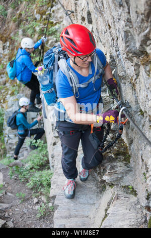 Klettern Skalierung Felswand Via Ferrata in Richtung Stuibenfall, Otztal, Tirol, Österreich Stockfoto