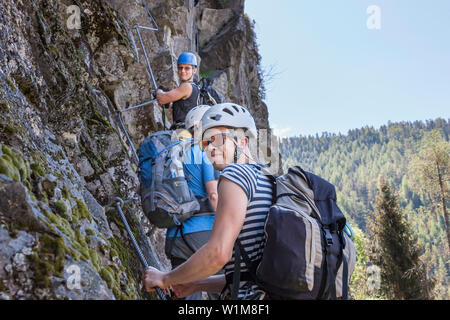 Klettern Skalierung Felswand Via Ferrata in Richtung Stuibenfall, Otztal, Tirol, Österreich Stockfoto