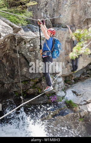 Frau Klettern Klettersteig in Richtung Stuibenfall, Otztal, Tirol, Österreich Stockfoto
