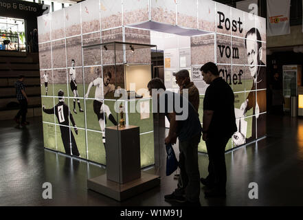03 Juli 2019, Nordrhein-Westfalen, Dortmund: Fußball: Die Besucher werden in der Sonderausstellung "Post vom Chef - herberger's Briefe an die World Champions. Juli 4, 2019 markiert den 65. Jahrestag der 'Wunder von Bern'. Aus diesem Anlass hat der Deutsche Fußball-Museum zeigt eine Sonderausstellung mit Buchstaben aus der ehemaligen nationalen Trainer zu seinen Spielern. Foto: Bernd Thissen/dpa Stockfoto