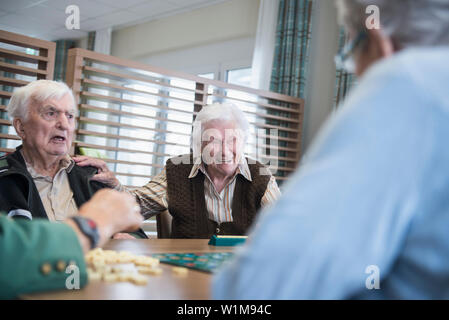 Ältere Bewohner Spaß spielen brettspiel in Ruhe zu Hause Stockfoto