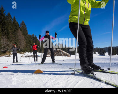 Die Teilnehmer lernen Langlauf Kurs, Schwarzwälder, Baden-Württemberg, Deutschland Stockfoto