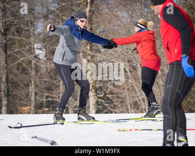 Die Teilnehmer lernen Langlauf Kurs mit Lehrerin, Schwarzwälder, Baden-Württemberg, Deutschland Stockfoto