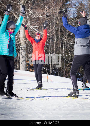 Die Teilnehmer lernen Langlauf Kurs mit Lehrerin, Schwarzwälder, Baden-Württemberg, Deutschland Stockfoto