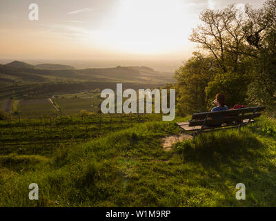 Frau Wanderer die Ruhe und genießen Sie einen herrlichen Blick auf den Kaiserstuhl, Baden Württemberg, Deutschland Stockfoto