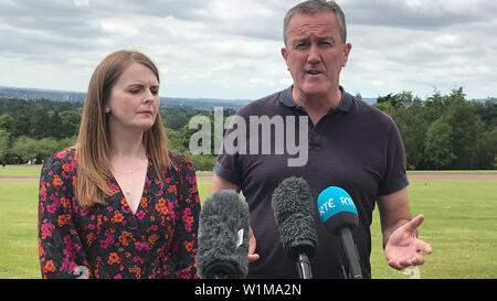 sinn-fein-mlas-conor-murphy-und-caoimhe-archibald-sprechen-nach-einem