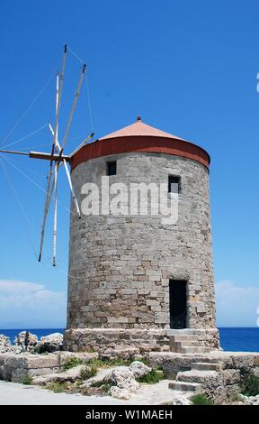 Eine mittelalterliche Stein Windmühle bei Mandraki Hafen in der Altstadt von Rhodos auf der griechischen Insel Rhodos. Stockfoto