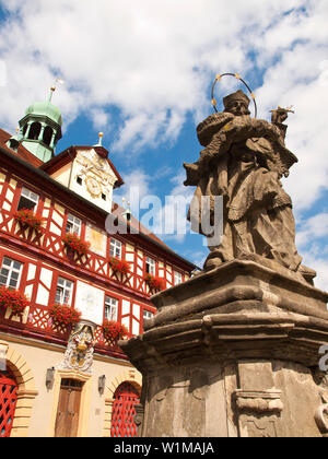 Rathaus mit Nepomuk, Bad Staffelstein, Oberes Maintal, Franken, Bayern, Deutschland Stockfoto