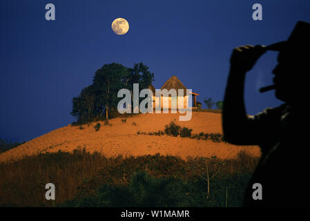 Tabak Bauer und seinem Feld, Tal von Vinales Pinar del Rio, Kuba, Karibik Stockfoto