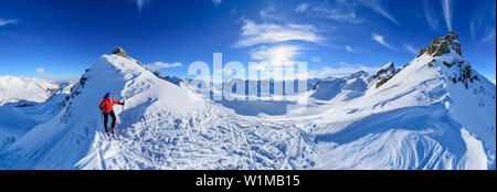 Panorama mit Frau back-country skiing, Blick auf den Monte Soubeyran und Aiguille de Barsin, Monte Soubeyran, Valle Maira, Cottischen Alpen, Piemont, Italien Stockfoto