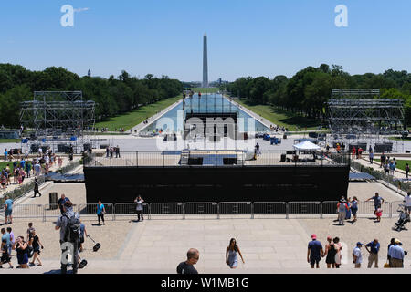 Arbeitnehmer, die für die bevorstehenden 4. Juli event' ein Gruß nach Amerika" an, um die Schritte des Lincoln Memorial am 30. Juni 2019 in Washington, D.C. Stockfoto