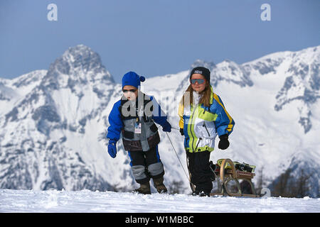 Kinder Rodeln, am Zell See Salzburger Land, Österreich Stockfoto