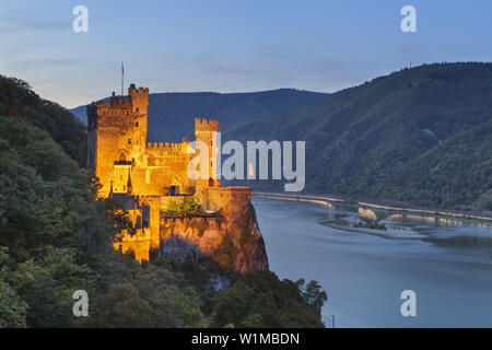 Burg Reichenstein Burg in der Nähe von Trechtingshausen bei Nacht über dem Rhein, Oberes Mittelrheintal, Rheinland-Pfalz, Deutschland, Europa Stockfoto