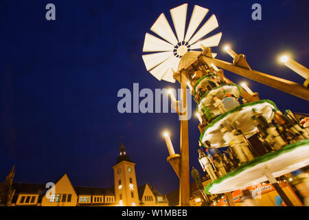 Weihnachtspyramide auf dem Weihnachtsmarkt, Freiberg, Erzgebirge, Sachsen, Deutschland Stockfoto