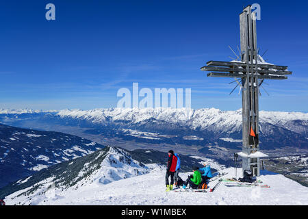 Mehrere Personen zurück - Langlauf am Gipfel der Gilfert, Blick auf das Tal von Inn und Karwendels, Gilfert, Tuxer Alpen, Tirol, Österreich stehend Stockfoto