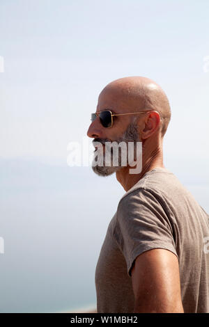 Portrait von älteren bärtigen Mann mit Sonnenbrille Stockfoto