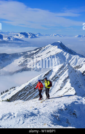 Zwei Personen back-country skiing, Reifelberge im Hintergrund, Sonntagshorn, Chiemgau, Salzburg, Österreich Stockfoto