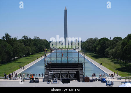 Workers set up for the upcoming 4th of July event "A Salute to America" at the steps of the Lincoln Memorial on June 30, 2019, in Washington, D.C. Stockfoto