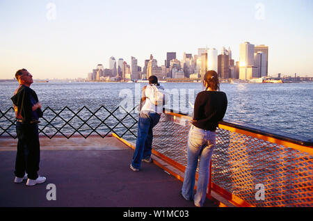 Passagiere auf Staten Island Ferry, die Innenstadt von Manhattan New York, USA Stockfoto