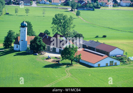 Kirche und Farm House, Jesenwang, Bayern, Deutschland Stockfoto