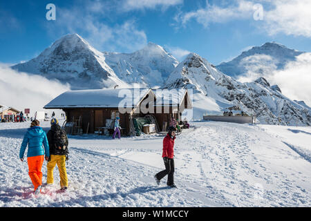 Holz Hütte im Winter auf Maennlichen Berg mit Eiger Mönch und Jungfrau im Hintergrund, Grindelwald, Kanton Bern, Schweiz Stockfoto