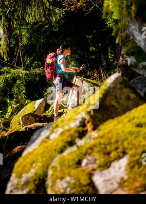 Frauen gehen zwischen den Felsen und Wäldern in den Vogesen im Elsass am Lac Blanc, Frankreich Stockfoto