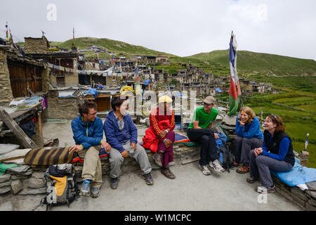 Begegnung mit einem Mönch aus Kathmandu in seiner Heimatstadt auf dem Dach seines Hauses in Nar, auf der Nar Phu Trek, Nepal, Himalaya, Asien Stockfoto