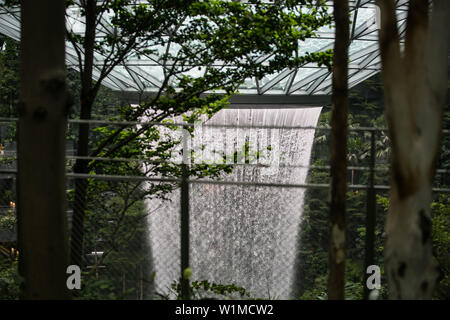 Nahaufnahme des weltweit größten künstlichen Wasserfall in Jewel Changi Airport, Singapur Stockfoto