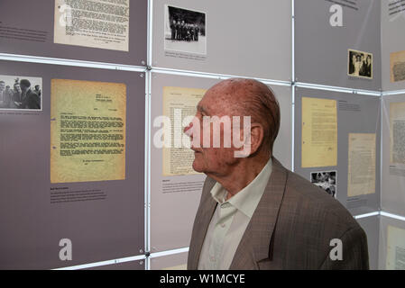Dortmund, Deutschland. 03 Juli, 2019. Fußball: Weltmeister Horst Eckel sieht sich die Sonderausstellung "Post vom Chef - herbergers Briefe ein sterben Weltmeister". Juli 4, 2019 markiert den 65. Jahrestag der 'Wunder von Bern'. Aus diesem Anlass hat der Deutsche Fußball-Museum zeigt eine Sonderausstellung mit Buchstaben aus der ehemaligen nationalen Trainer zu seinen Spielern. Quelle: Bernd Thissen/dpa/Alamy leben Nachrichten Stockfoto