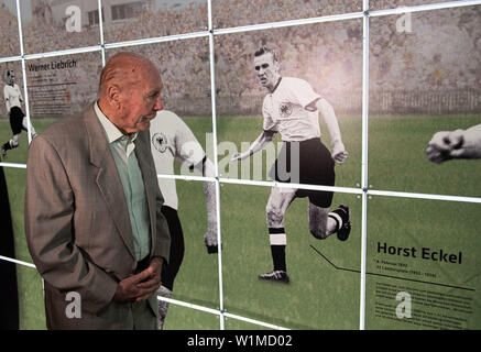 Dortmund, Deutschland. 03 Juli, 2019. Fußball: Weltmeister Horst Eckel sieht sich die Sonderausstellung "Post vom Chef - herbergers Briefe ein sterben Weltmeister". Juli 4, 2019 markiert den 65. Jahrestag der 'Wunder von Bern'. Aus diesem Anlass hat der Deutsche Fußball-Museum zeigt eine Sonderausstellung mit Buchstaben aus der ehemaligen nationalen Trainer zu seinen Spielern. Quelle: Bernd Thissen/dpa/Alamy leben Nachrichten Stockfoto