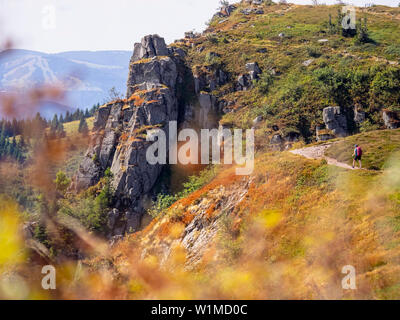 Ansicht der Rückseite des Frauen, wandern über Rocky Mountain der Vogesen an Gazon du Faing, Frankreich Stockfoto