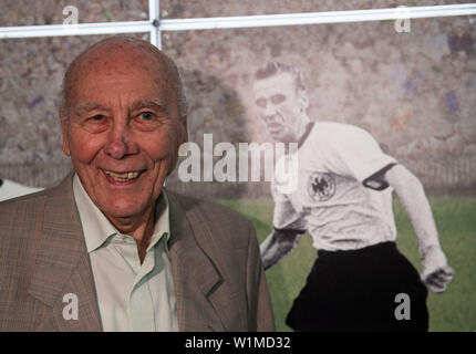 Dortmund, Deutschland. 03 Juli, 2019. Fußball: Weltmeister Horst Eckel steht in der Sonderausstellung "Post vom Chef - herbergers Briefe ein sterben Weltmeister' Neben ein Bild aus seiner aktiven Zeit. Juli 4, 2019 markiert den 65. Jahrestag der 'Wunder von Bern'. Aus diesem Anlass hat der Deutsche Fußball-Museum zeigt eine Sonderausstellung mit Buchstaben aus der ehemaligen nationalen Trainer zu seinen Spielern. Quelle: Bernd Thissen/dpa/Alamy leben Nachrichten Stockfoto