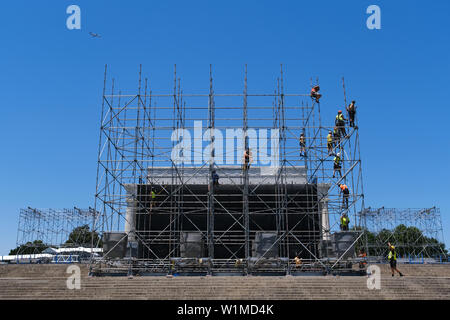 Workers set up for the upcoming 4th of July event "A Salute to America" at the steps of the Lincoln Memorial on June 30, 2019, in Washington, D.C. Stockfoto