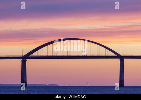 Roter Himmel über der Ostsee und die Brücke von Langeland, Dänemark, Insel Langeland, Dänische Südseeinseln, Süddänemark, Dänemark, Skandinavien, Keine Stockfoto