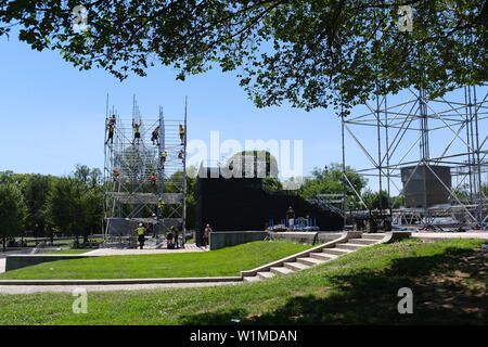 Workers set up for the upcoming 4th of July event "A Salute to America" at the steps of the Lincoln Memorial on June 30, 2019, in Washington, D.C. Stockfoto